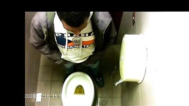 Spia Bagno Italiano: Giovani con Grossi Cazzi Nudi