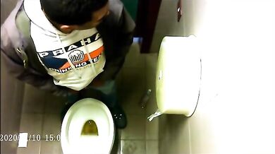 Spia Bagno Italiano: Giovani con Grossi Cazzi Nudi