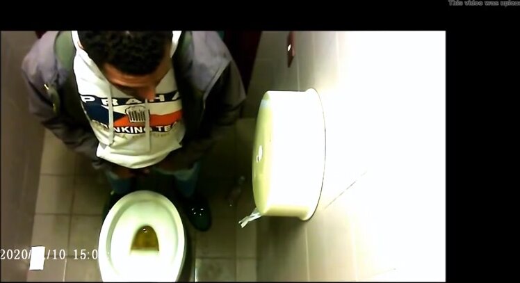 Spia Bagno Italiano: Giovani con Grossi Cazzi Nudi