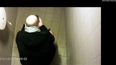 Spia Bagno Italiano: Ragazzi Pisciano in Pubblico