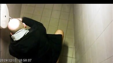 Spia Bagno Italiano: Ragazzi Pisciano in Pubblico