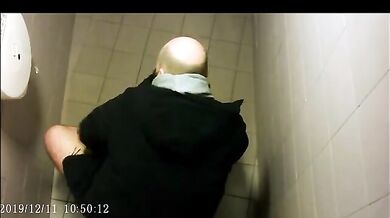 Spia Bagno Italiano: Ragazzi Pisciano in Pubblico