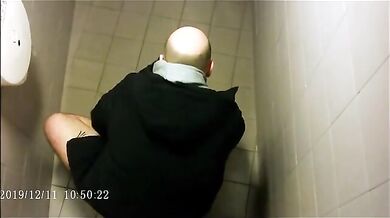 Spia Bagno Italiano: Ragazzi Pisciano in Pubblico