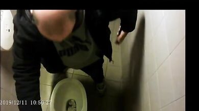 Spia Bagno Italiano: Ragazzi Pisciano in Pubblico