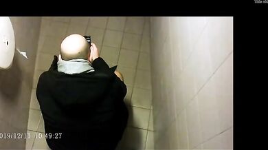 Spia Bagno Italiano: Ragazzi Pisciano in Pubblico