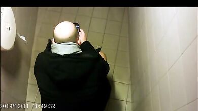 Spia Bagno Italiano: Ragazzi Pisciano in Pubblico