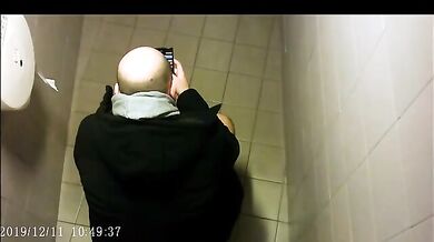 Spia Bagno Italiano: Ragazzi Pisciano in Pubblico