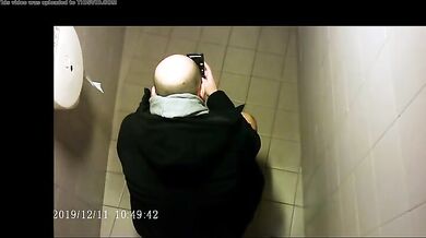 Spia Bagno Italiano: Ragazzi Pisciano in Pubblico