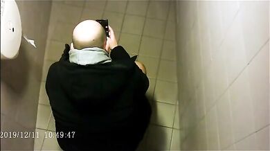 Spia Bagno Italiano: Ragazzi Pisciano in Pubblico