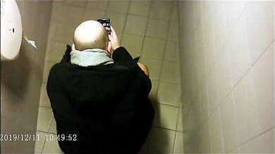 Spia Bagno Italiano: Ragazzi Pisciano in Pubblico