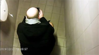 Spia Bagno Italiano: Ragazzi Pisciano in Pubblico