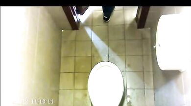 Spia Bagno Italiano: Pisciate e Cazzi in Vista