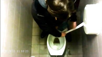 Spia Bagno Italiano: Pisciate e Cazzi in Vista