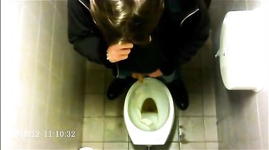 Spia Bagno Italiano: Pisciate e Cazzi in Vista