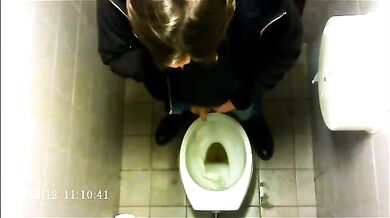 Spia Bagno Italiano: Pisciate e Cazzi in Vista