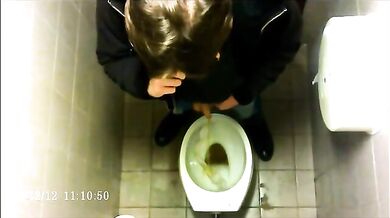 Spia Bagno Italiano: Pisciate e Cazzi in Vista