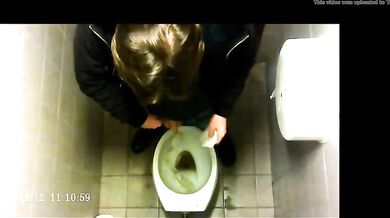 Spia Bagno Italiano: Pisciate e Cazzi in Vista