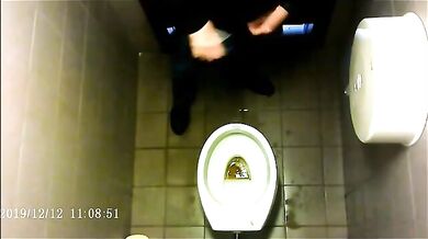 Spia Bagno Italiano: Pisciate e Cazzi in Vista