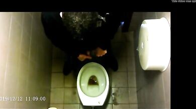 Spia Bagno Italiano: Pisciate e Cazzi in Vista