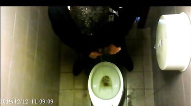 Spia Bagno Italiano: Pisciate e Cazzi in Vista