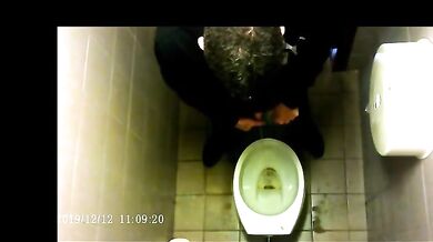 Spia Bagno Italiano: Pisciate e Cazzi in Vista