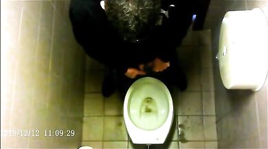 Spia Bagno Italiano: Pisciate e Cazzi in Vista