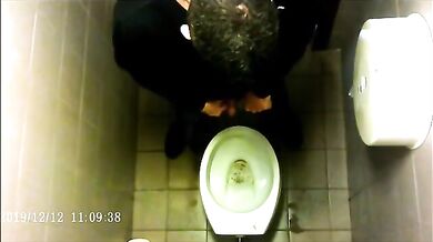 Spia Bagno Italiano: Pisciate e Cazzi in Vista