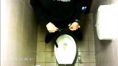 Spia Bagno Italiano: Pisciate e Cazzi in Vista