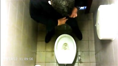 Spia Bagno Italiano: Pisciate e Cazzi in Vista