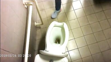 Spia Bagno Italiano: Ragazzi Etero si Mostrano