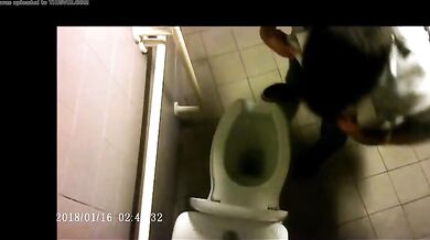 Spia Bagno Italiano: Ragazzi Etero si Mostrano