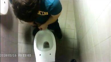 Spia Bagno Italiano: Ragazzi Etero si Mostrano