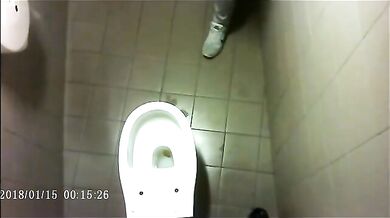 Spia Bagno Italiano: Ragazzi Etero si Mostrano