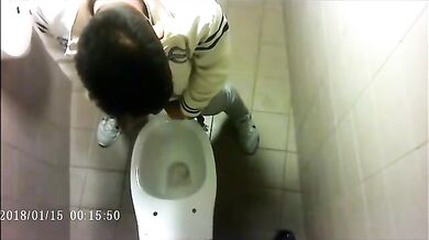 Spia Bagno Italiano: Ragazzi Etero si Mostrano