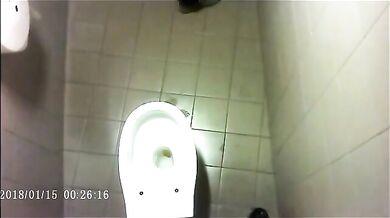 Spia Bagno Italiano: Ragazzi Etero si Mostrano