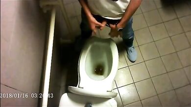 Spia Bagno Italiano: Ragazzi Etero si Mostrano