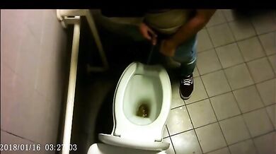 Spia Bagno Italiano: Ragazzi Etero si Mostrano