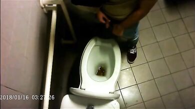 Spia Bagno Italiano: Ragazzi Etero si Mostrano