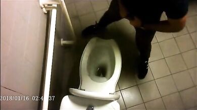 Spia Bagno Italiano: Ragazzi Etero si Mostrano