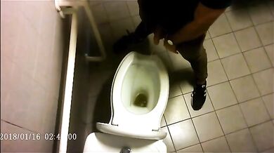 Spia Bagno Italiano: Ragazzi Etero si Mostrano