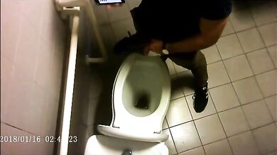 Spia Bagno Italiano: Ragazzi Etero si Mostrano