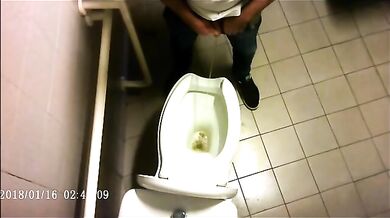 Spia Bagno Italiano: Ragazzi Etero si Mostrano