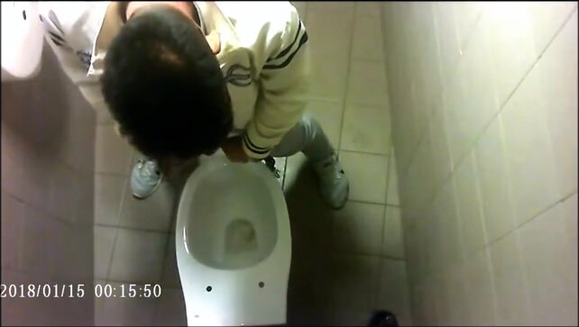 Spia Bagno Italiano: Ragazzi Etero si Mostrano