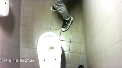 Spia Bagno Italiano: Rossi con Cazzi Grossi Pisciano