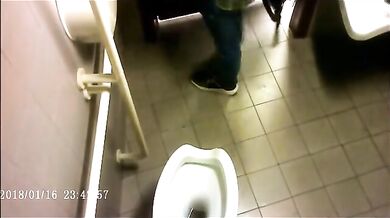 Spia Bagno Italiano: Rossi con Cazzi Grossi Pisciano