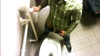 Spia Bagno Italiano: Rossi con Cazzi Grossi Pisciano