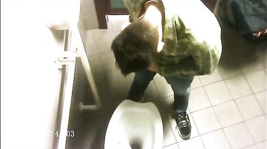 Spia Bagno Italiano: Rossi con Cazzi Grossi Pisciano