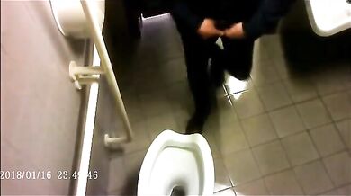 Spia Bagno Italiano: Rossi con Cazzi Grossi Pisciano