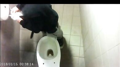 Spia Bagno Italiano: Rossi con Cazzi Grossi Pisciano