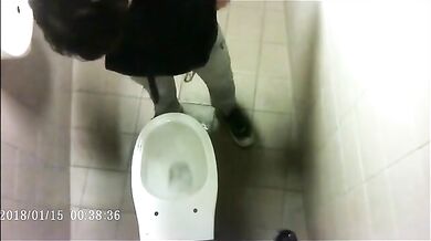 Spia Bagno Italiano: Rossi con Cazzi Grossi Pisciano